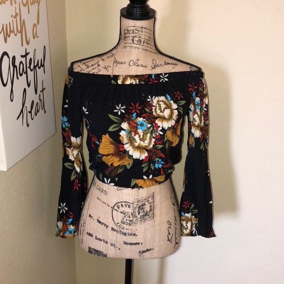 Tops - 🔴  🐣 Gorgeous off Shoulder crop top
